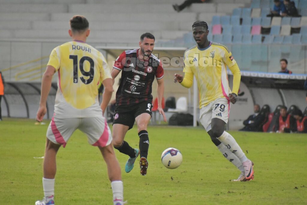 Immagine in evidenza: uno scatto di Foggia-Juventus Next Gen (Serie C - girone C 2024/25) - crediti: foto di Luigia Spinelli (RIPRODUZIONE VIETATA)