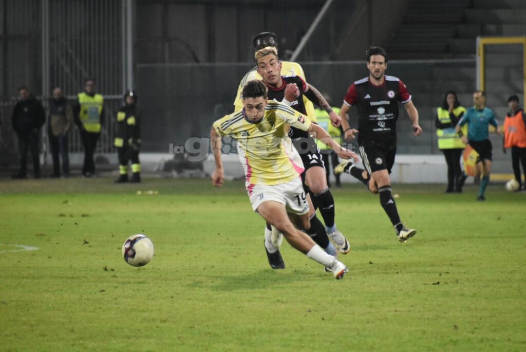 Immagine in evidenza: uno scatto di Foggia-Juventus Next Gen (Serie C - girone C 2024/25) - crediti: foto di Luigia Spinelli (RIPRODUZIONE VIETATA)