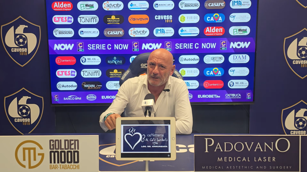 Immagine in evidenza: mister Vincenzo Maiuri - crediti foto: canale ufficiale YouTube Cavese 1919 (frame da video)