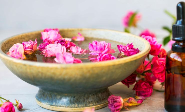 Acqua di rosa per la skincare (Canva Foto) - www.statodonna.it