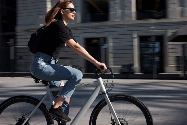 Donna in bici (Pixabay foto) - www.findbest.it