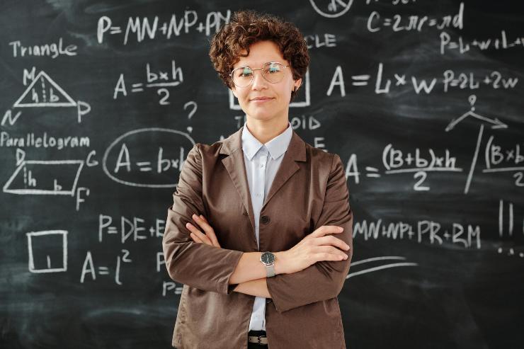 Illustrazione di una professoressa di matematica (Pexels FOTO) - www.notiziesecche.it