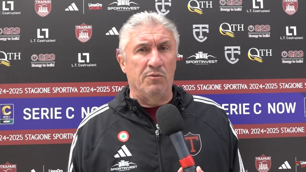 Immagine in evidenza: mister Vincenzo Torrente - crediti foto: canale ufficiale YouTube Trapani Calcio (frame da video)