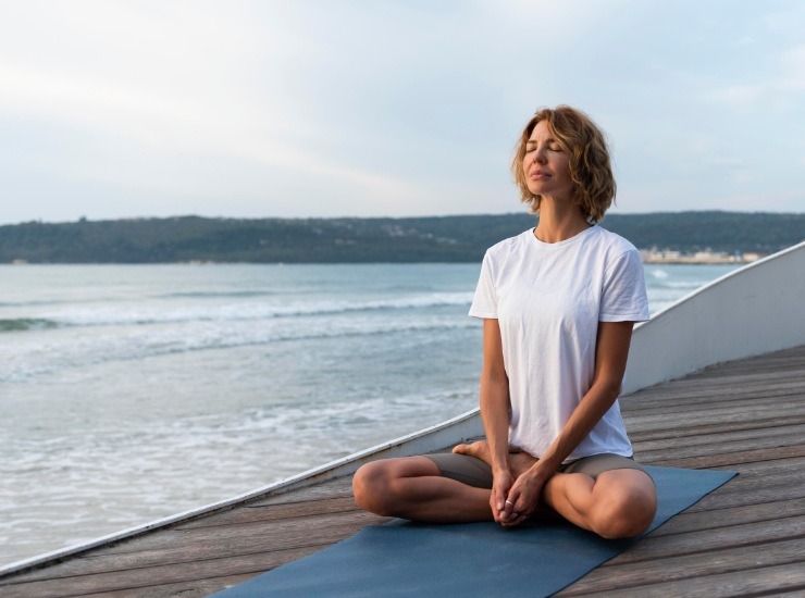 Meditazione e preghiera, come si somigliano e come si distinguono (Freepik Foto) - www.qrios.it