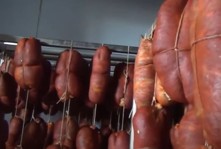 'nduja essiccata (screenshot Storie Enogastronomiche/YouTube) - www.notiziesecche.it