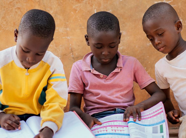 Bambini in Ghana, come imparano sei lingue (Freepik Foto) - www.qrios.it