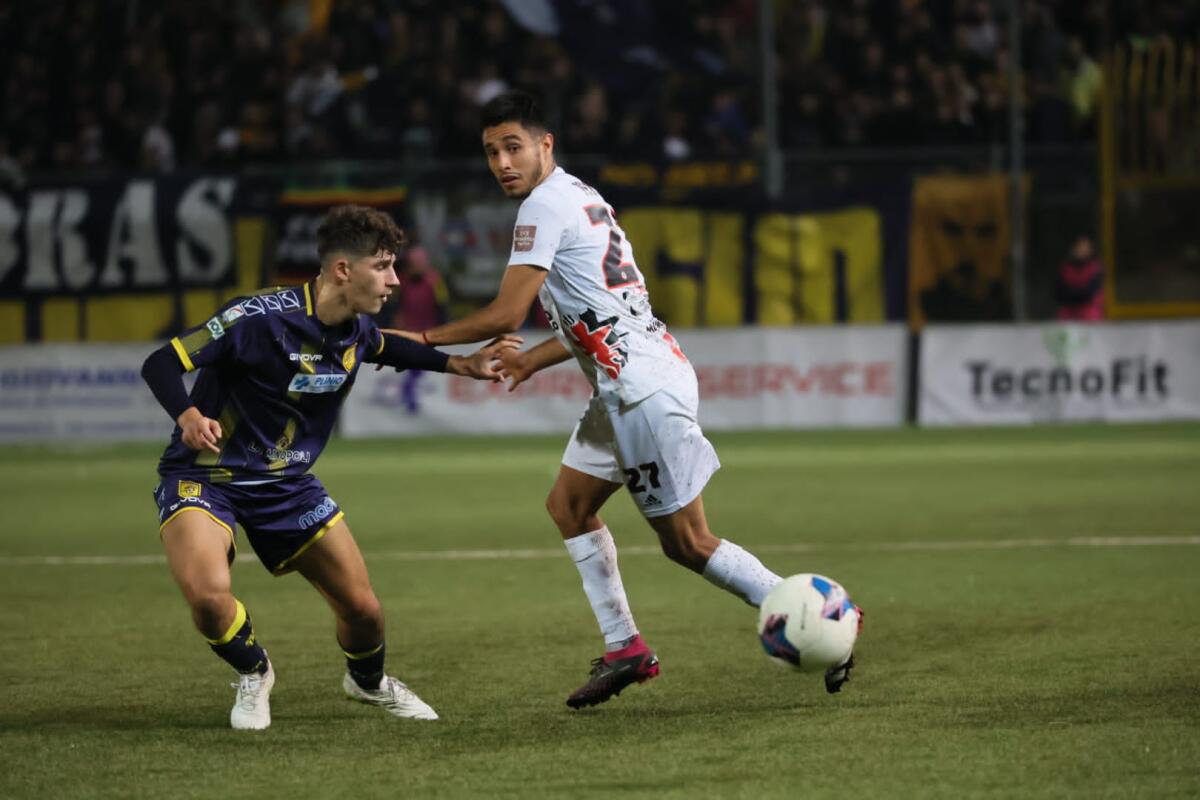 Foggia, Vezzoni out per il Picerno? La situazione - Immagine in evidenza: uno scatto di Juve Stabia-Foggia (Serie C - girone C 2023/24) - crediti: foto di Calcio Foggia 1920/Federico Antonellis