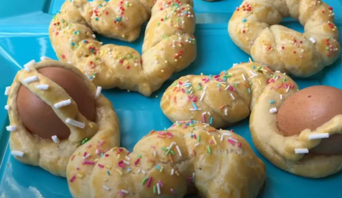 Dolci di Pasqua calabresi: tutto sulle cuzzupe, dai simboli alla ricetta originale - Le cuzzupe (Le ricette di Mami - youtube screenshot) - www.notiziesecche.it