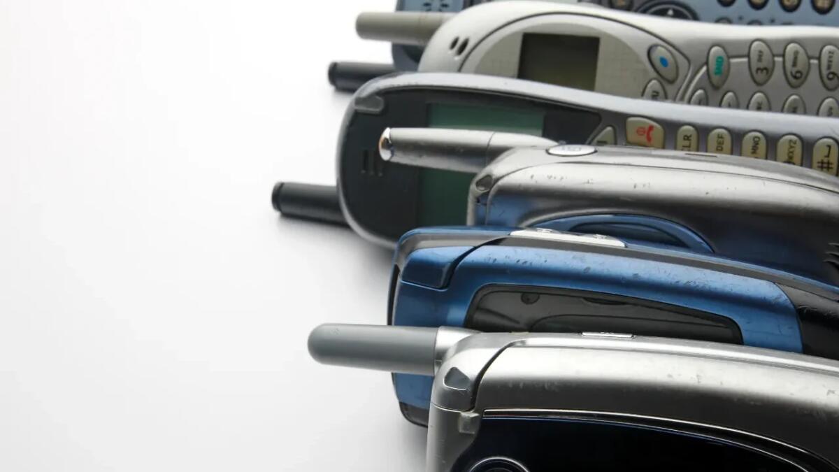 Questo è stato il primo telefono con la fotocamera: l'incredibile storia del cellulare che ha cambiato le carte in tavola - Cellulari vintage (Canva foto) - Immagine a scopo illustrativo - www.qrios.it
