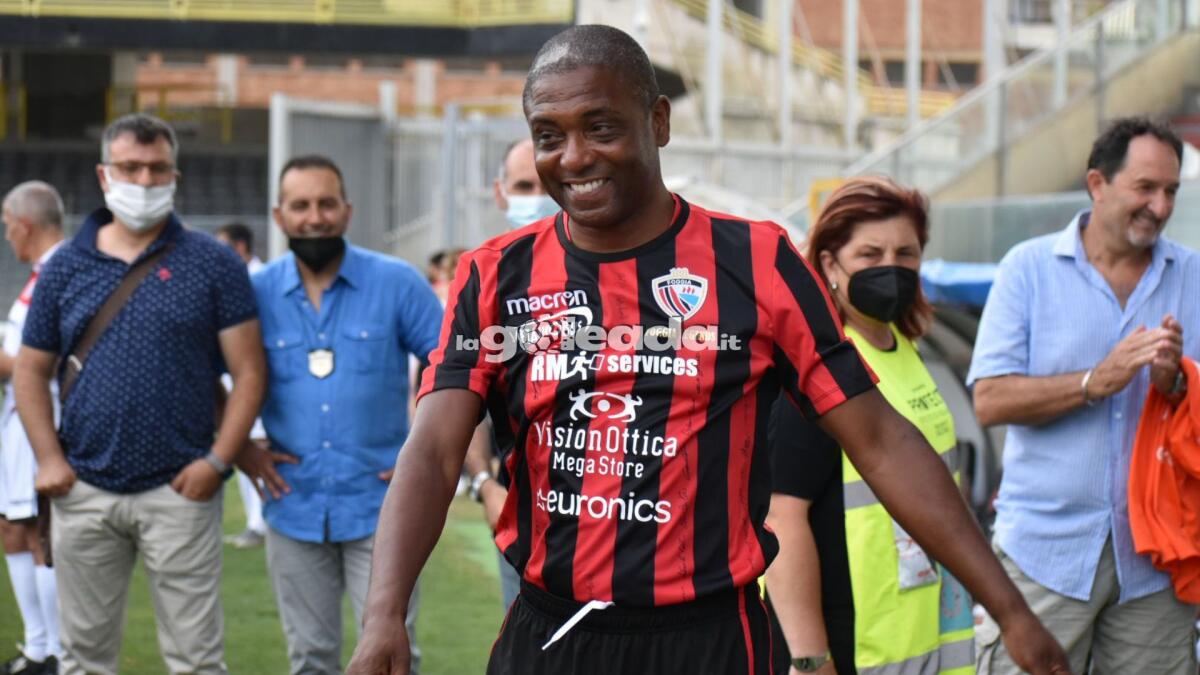Roy: "Foggia sarà sempre nel mio cuore, lì due anni bellissimi" - Immagine in evidenza: Bryan Roy all'evento "Un Secolo di Stelle - FOGGIA LEGENDS", tenutosi il 25 giugno 2021 allo Stadio Pino Zaccheria di Foggia - crediti: foto di Luigia Spinelli (RIPRODUZIONE VIETATA)