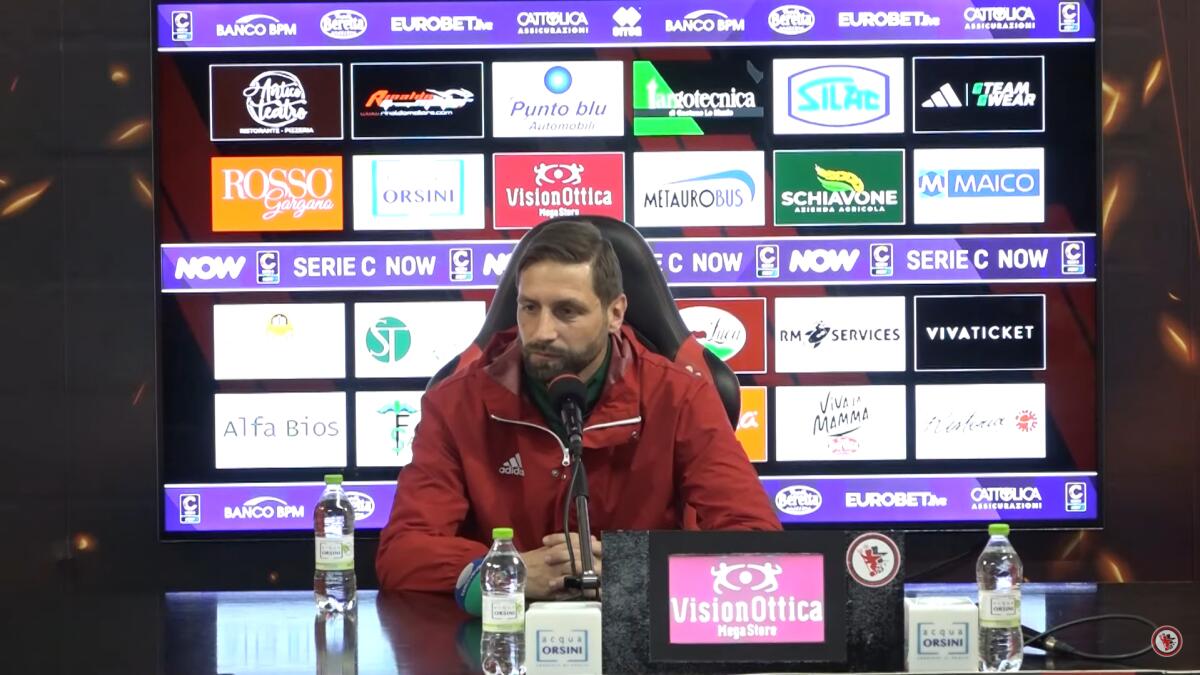 Foggia, chi sono gli attuali componenti dello staff tecnico? - Immagine in evidenza: mister Stefano Lucchini - crediti foto: canale ufficiale YouTube Calcio Foggia 1920 (frame da video)