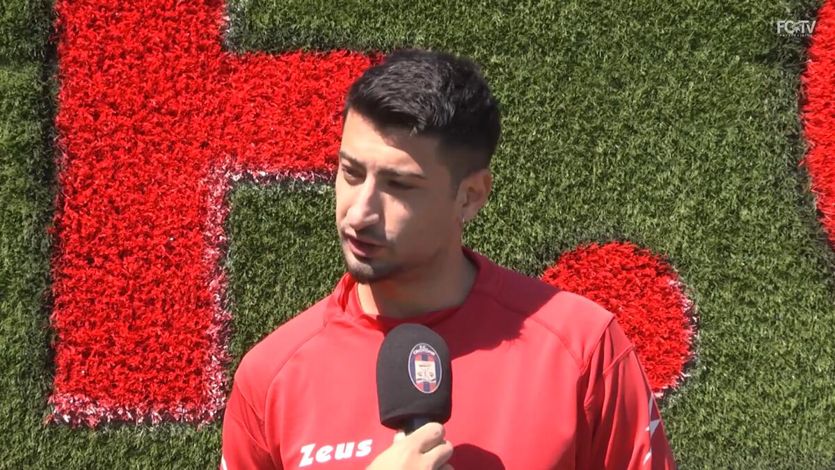 Crotone, Stronati: "Foggia? Sta vivendo periodo complicato, ma..." - Immagine in evidenza: Riccardo Stronati - crediti foto: canale ufficiale YouTube Crotone Calcio (frame da video)