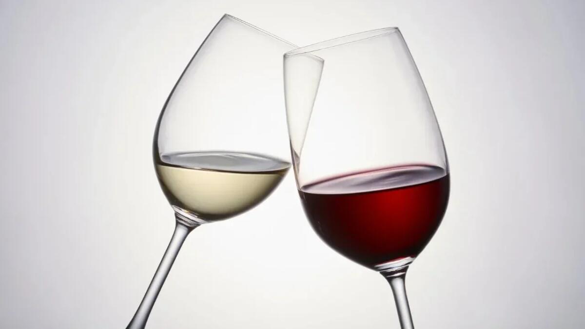 Vino e cancro: il rosso non protegge, mentre il bianco è associato a un rischio maggiore di tumori della pelle - Vino, ecco lo studio per scoprire se è sicuro (Canva) - Qrios