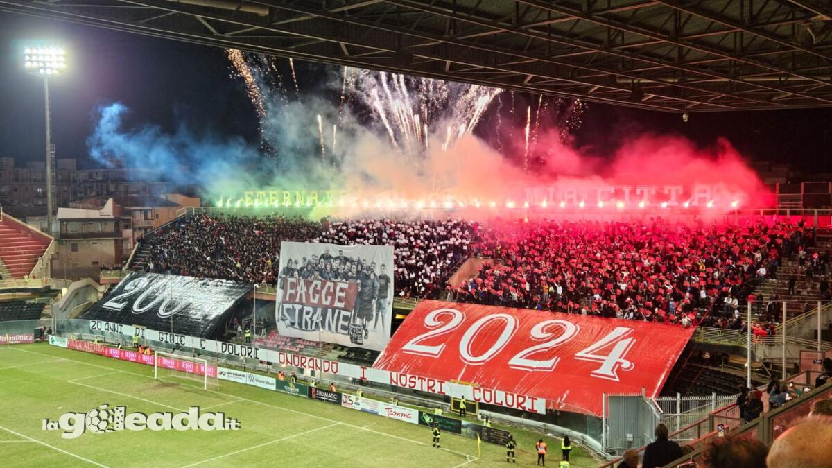 Foggia, nuovo comunicato della Curva Sud - Immagine in evidenza: la Curva Sud del Foggia in Foggia-Taranto - crediti: foto di Mario Mescia/lagoleada.it (RIPRODUZIONE VIETATA)