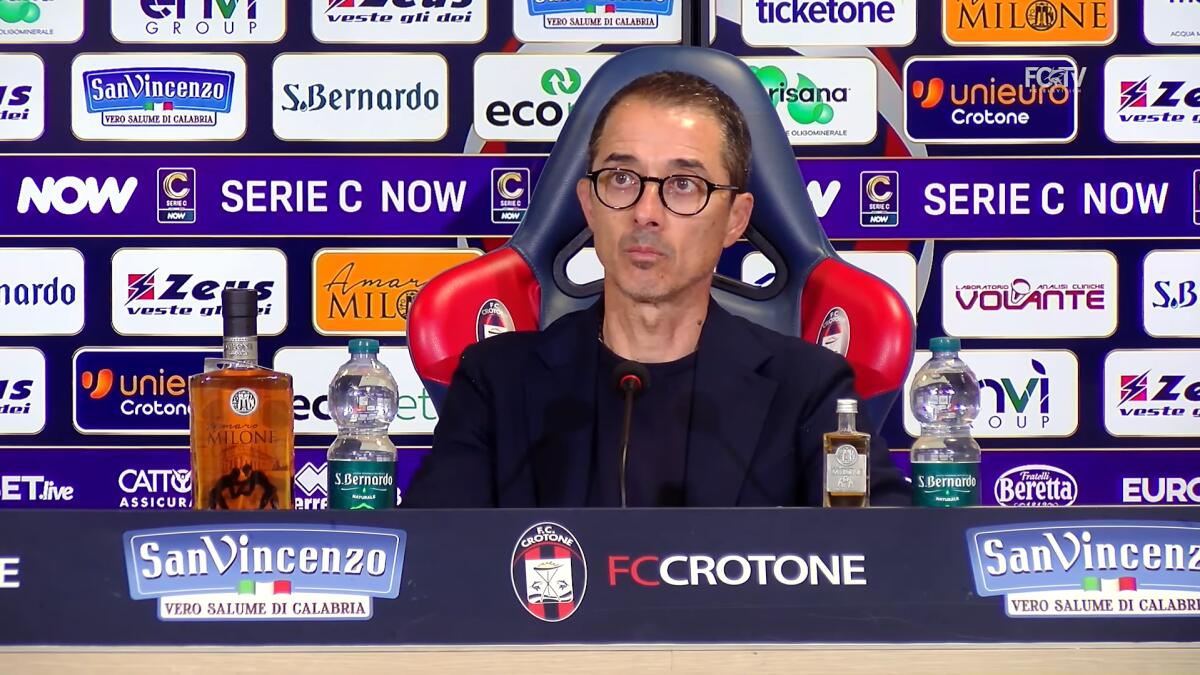 Crotone, Longo: "Oggi non era facile. Noi penalizzati nella lotta playoff" - Immagine in evidenza: mister Emilio Longo - crediti foto: canale ufficiale YouTube Crotone Calcio (frame da video)