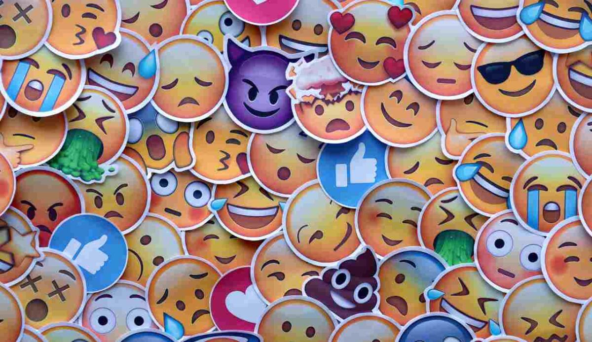 Le emoticon valgono in tribunale: cuoricini e messaggi WhatsApp possono essere prove legali - Chat WhatsApp, anche le Emoji potrebbero essere importanti in Tribunale (DepositPhotos) - NotizieSecche