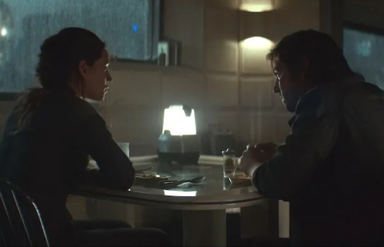 Cassian e Bix su Coruscant (youtube screenshot) - www.insolenzadir2d2.it