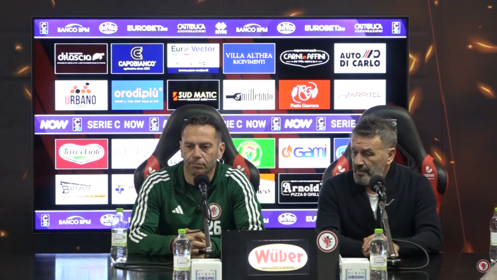 Immagine in evidenza: mister Luciano Zauri e il DS Luca Leone - crediti foto: canale ufficiale YouTube Calcio Foggia 1920 (frame da video)