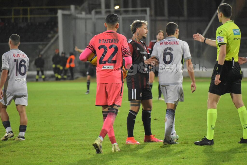 Immagine in evidenza: uno scatto di Foggia-Crotone (Serie C - girone C 2024/25) - crediti: foto di Luigia Spinelli (RIPRODUZIONE VIETATA)