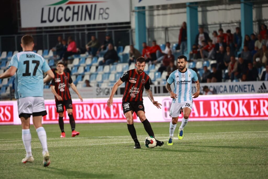 Immagine in evidenza: uno scatto di Virtus Entella-Foggia 2-1 (playoff Serie C 2021/2022) - crediti foto: Federico Antonellis/Calcio Foggia 1920