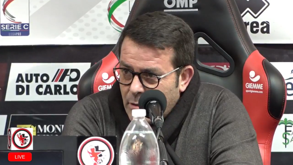 Immagine in evidenza: il presidente Nicola Canonico in conferenza - crediti foto: pagina ufficiale Facebook Calcio Foggia 1920 (frame da video)