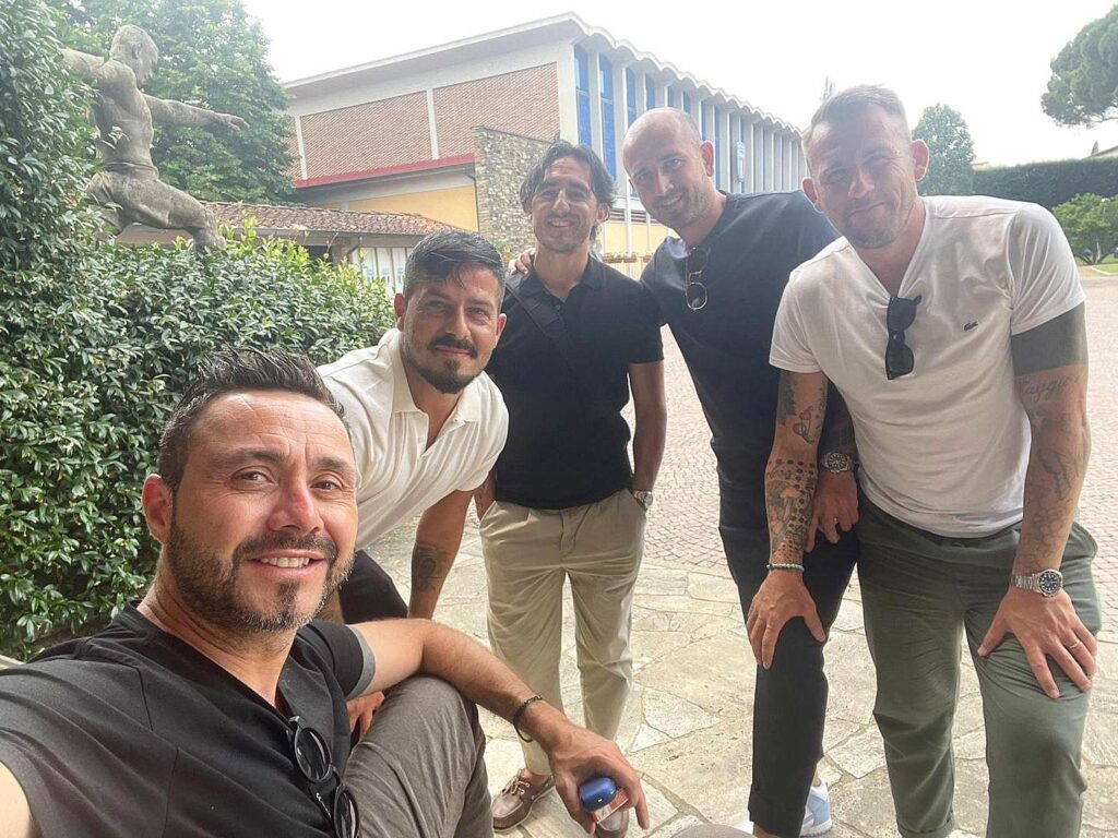 Immagine in evidenza: reunion rossonera in quel di Coverciano - crediti foto: profilo ufficiale Instagram Vincenzo Sarno