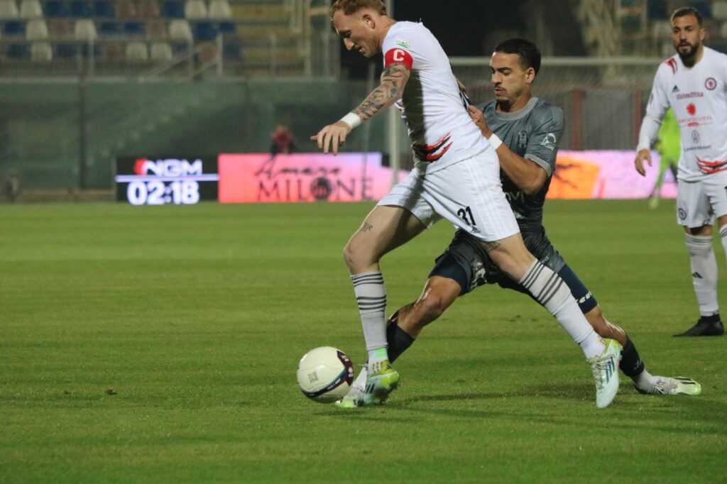 Immagine in evidenza: uno scatto di Crotone-Foggia (Serie C - girone C 2024/25) - crediti: foto di Federico Antonellis/Calcio Foggia 1920