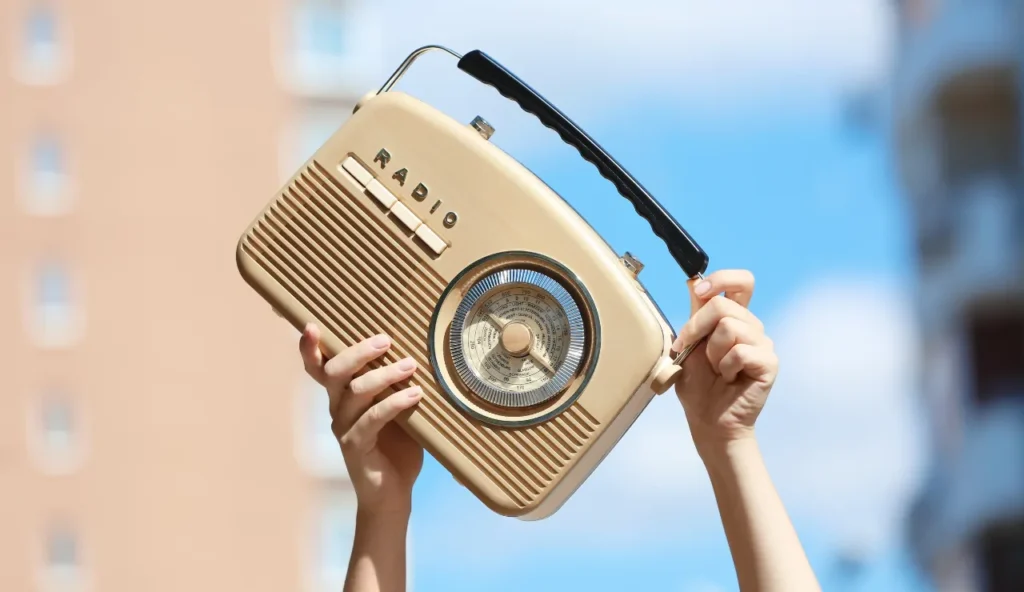 Radio vintage (Canva foto) - Immagine a scopo illustrativo - www.qrios.it