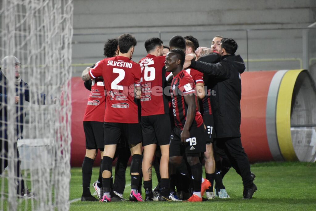 Immagine in evidenza: uno scatto di Foggia-Picerno (Serie C - girone C 2023/24) - crediti: foto di Luigia Spinelli (RIPRODUZIONE VIETATA)