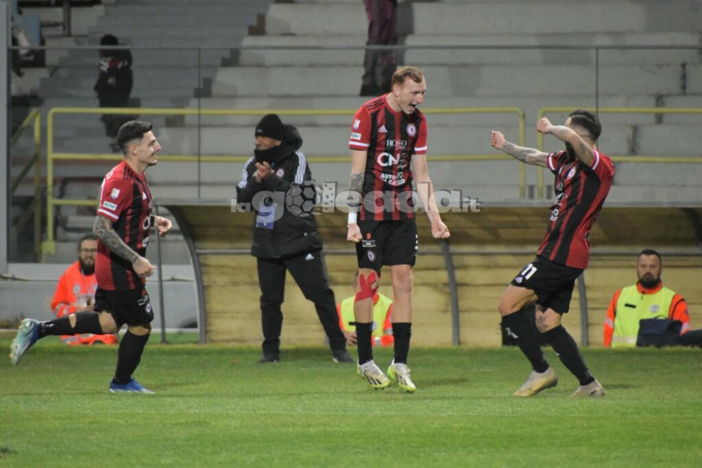 Immagine in evidenza: uno scatto di Foggia-Picerno (Serie C - girone C 2023/24) - crediti: foto di Luigia Spinelli (RIPRODUZIONE VIETATA)