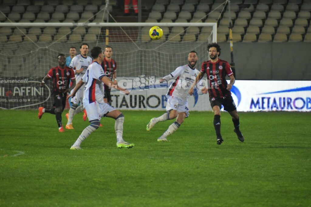 Immagine in evidenza: uno scatto di Foggia-Crotone (Serie C - girone C 2023/24) - crediti: foto di Luigia Spinelli (RIPRODUZIONE VIETATA)