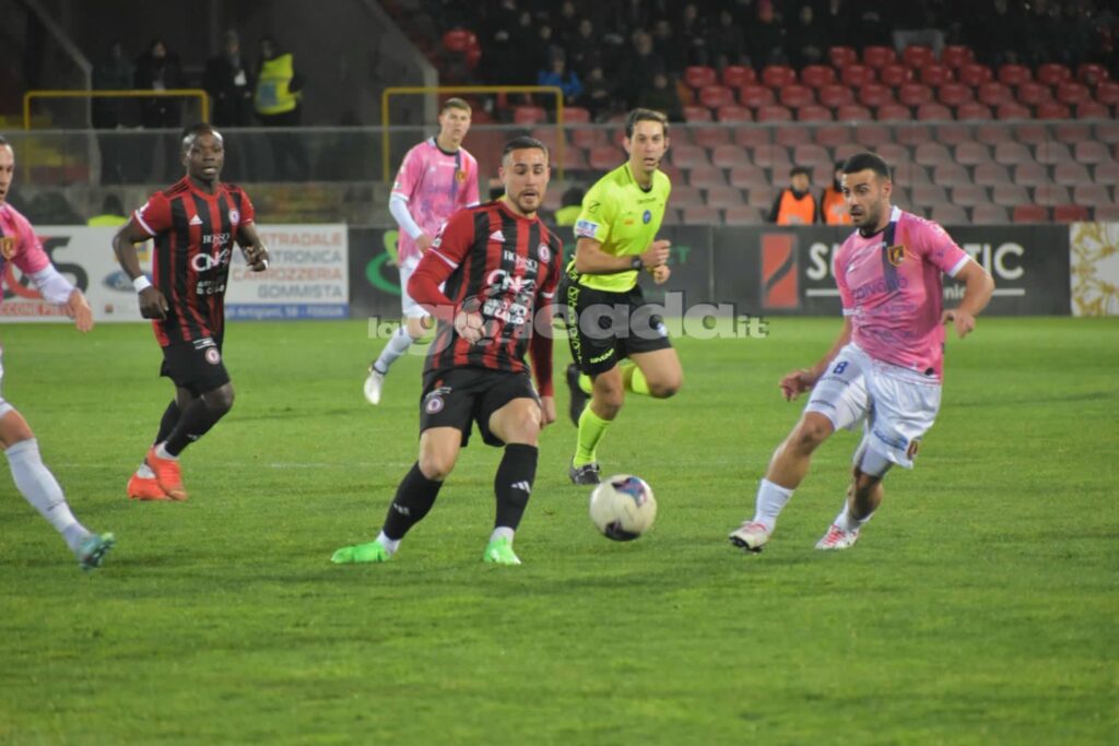 Immagine in evidenza: uno scatto di Foggia-Picerno (Serie C - girone C 2023/24) - crediti: foto di Luigia Spinelli (RIPRODUZIONE VIETATA)