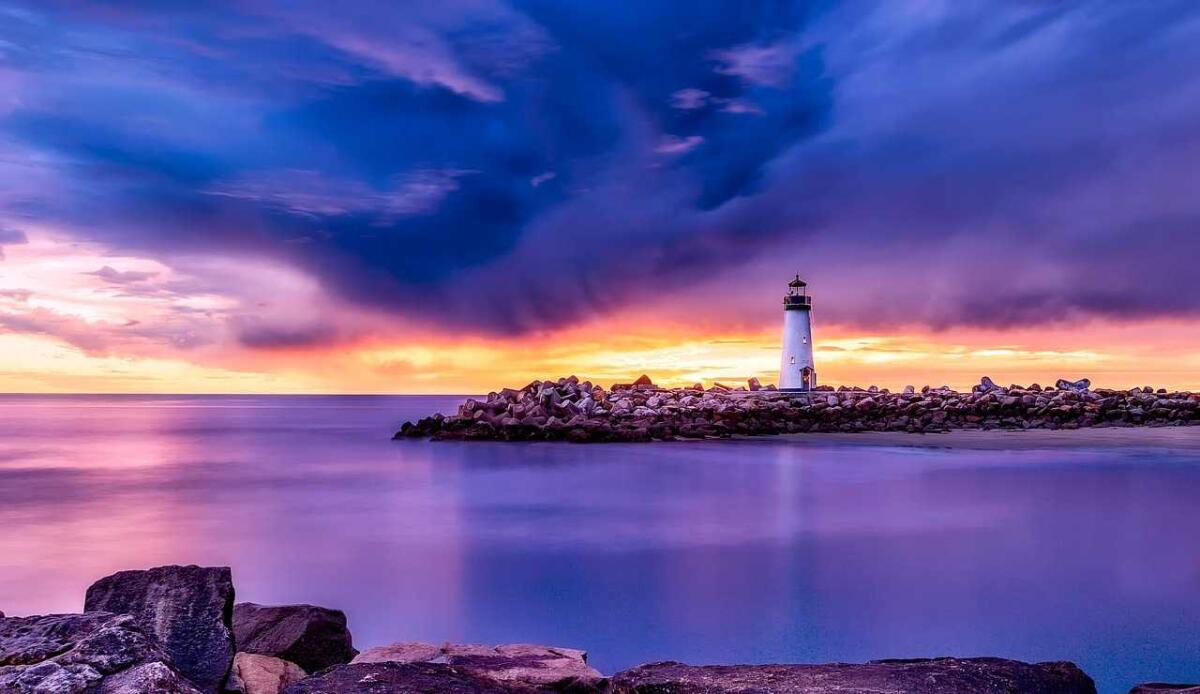 I fari più suggestivi da visitare in Italia: tra leggenda e paesaggi mozzafiato - Illustrazione di un faro (Pixabay FOTO) - www.cosediviaggio.it