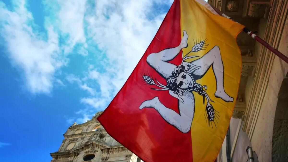 Il sacrificio di Colapesce: la leggenda dell'uomo che abbandonò tutto per sorreggere la Sicilia - 