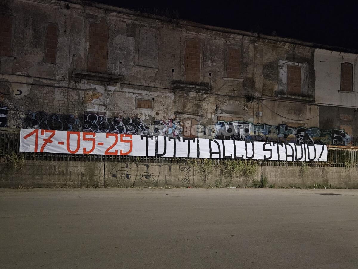Foggia, in città compaiono striscioni per riempire lo stadio - Gli striscioni comparsi nelle vie di Foggia, in vista del ritorno playout contro il Messina. Foto di Mario Mescia riproduzione vietata