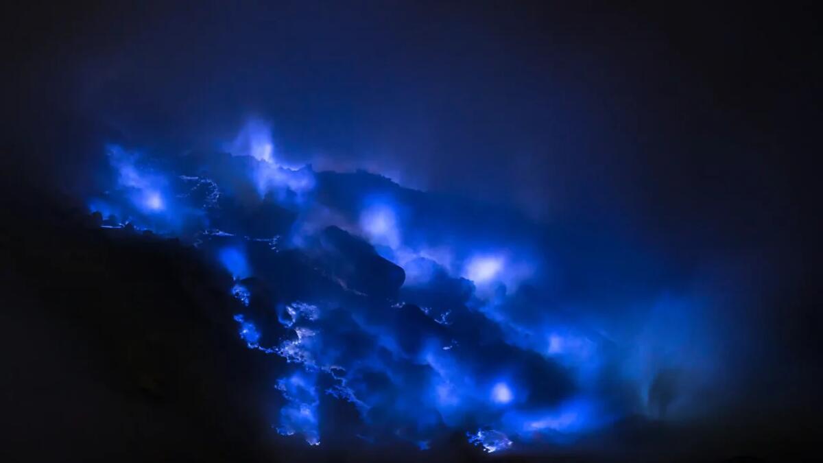 Questo vulcano erutta lava blu: lo strano fenomeno che ha lasciato tutti senza parole - 