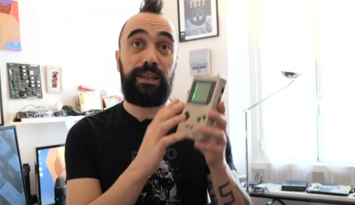 Fabio Kenobit e la musica chiptune: quando il Game Boy diventa uno strumento musicale - Fabio Kenobit e il Game Boy (Rai - youtube screenshot) - www.notiziesecche.it