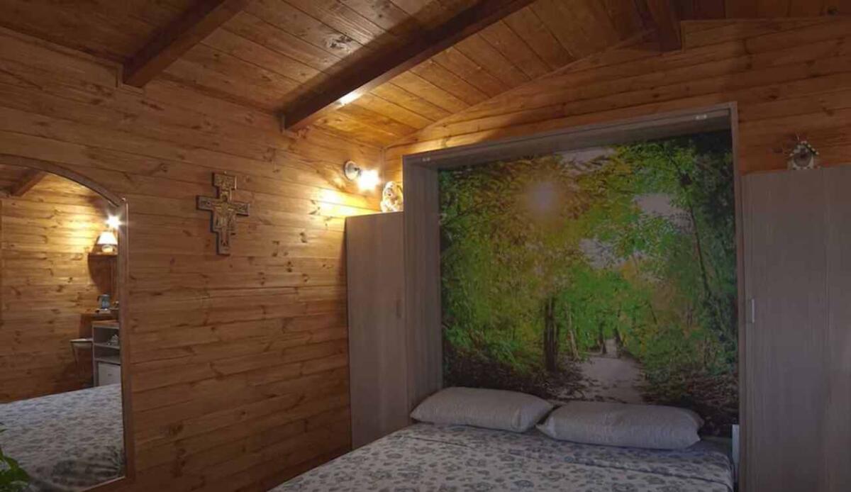 Dormire in una casa sull'albero: 7 esperienze da sogno in Italia - Casa sull'albero (screenshot The Pillow/YouTube) - www.statodonna.it