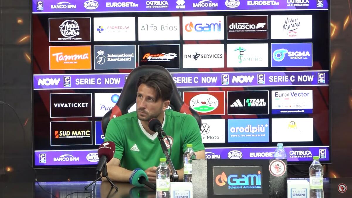 Foggia-Messina, quali saranno le scelte di Gentile? - Immagine in evidenza: mister Antonio Gentile - crediti foto: canale ufficiale YouTube Calcio Foggia 1920 (frame da video)
