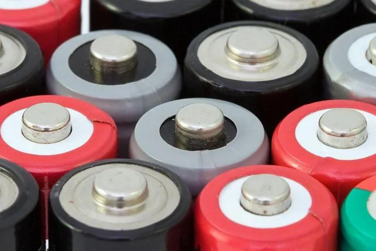 Queste batterie ralizzate con dei materiali che hai a casa rivoluzieranno l'energia e conquisteranno lo spazio - 