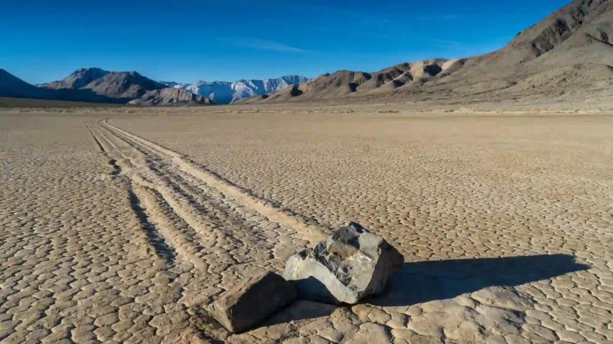 Esiste una spiaggia dove le pietre si muovono: forse siamo riusciti a capire come fanno - 
