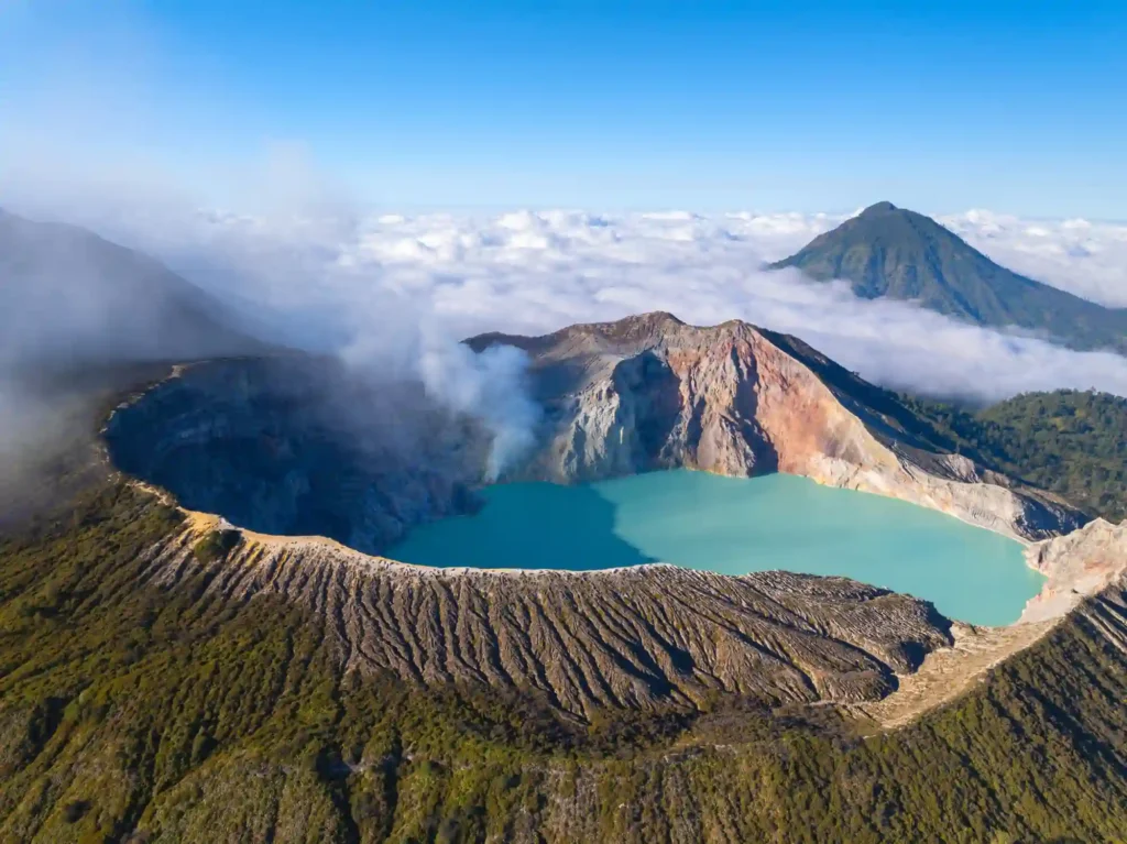 Questo vulcano erutta lava blu: lo strano fenomeno che ha lasciato tutti senza parole
