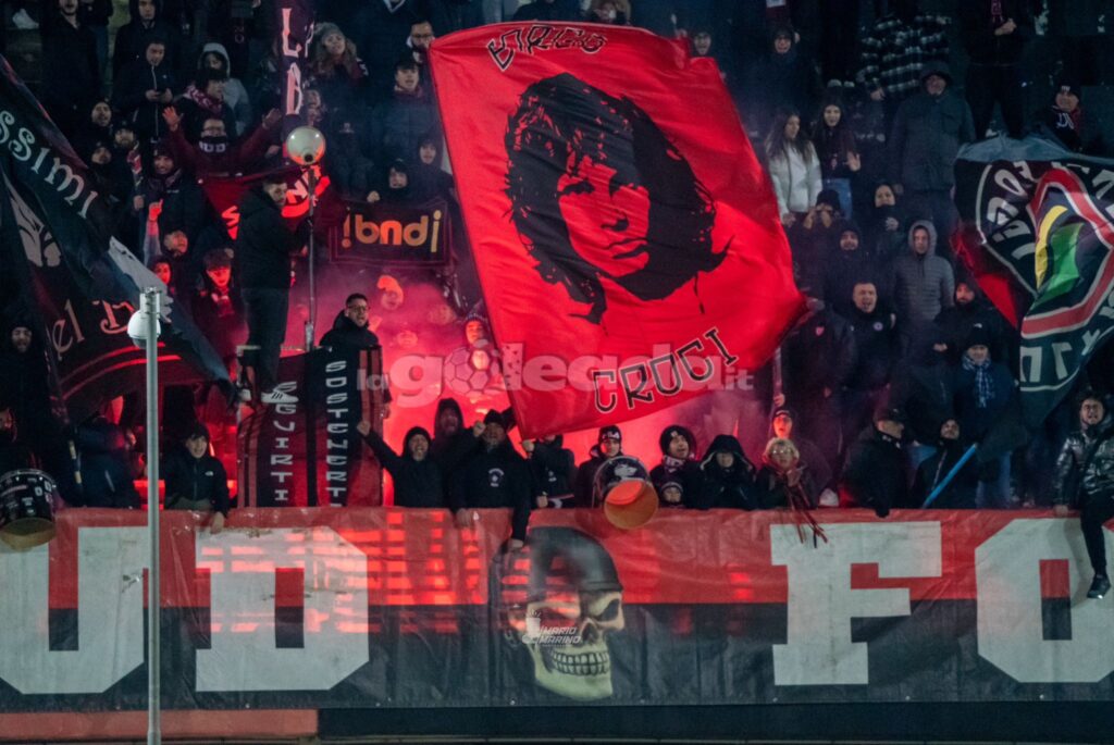 Il bandierone di Jim Morrison, esposto dal club Borgo Croci 1993, in Curva Nord. Foto di Mario Marino - riproduzione riservata
