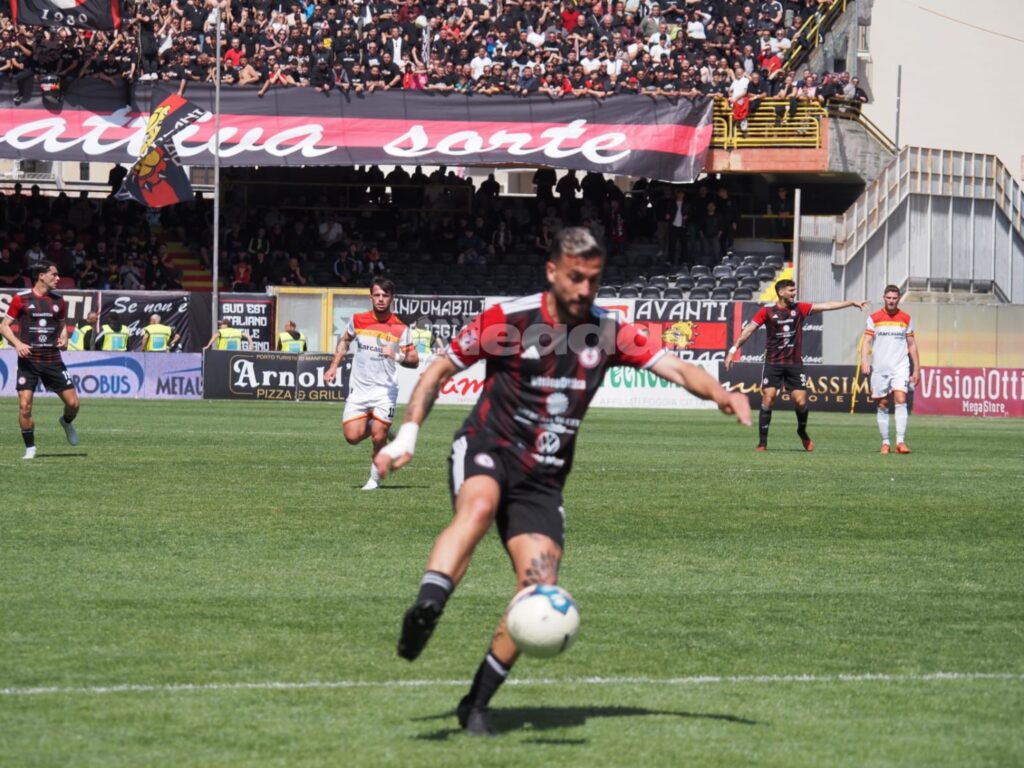 Immagine in evidenza: uno scatto di Foggia-Messina (playout Serie C 2024/25) - crediti: foto di Luigia Spinelli/lagoleada.it (RIPRODUZIONE VIETATA)