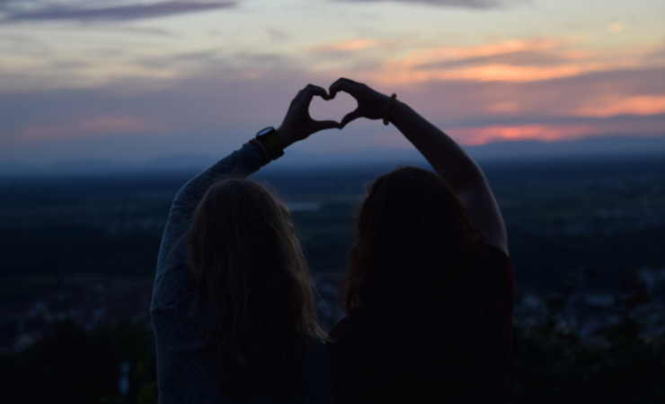 Frasi da dedicare a un’amica speciale: quando le parole valgono più di un regalo