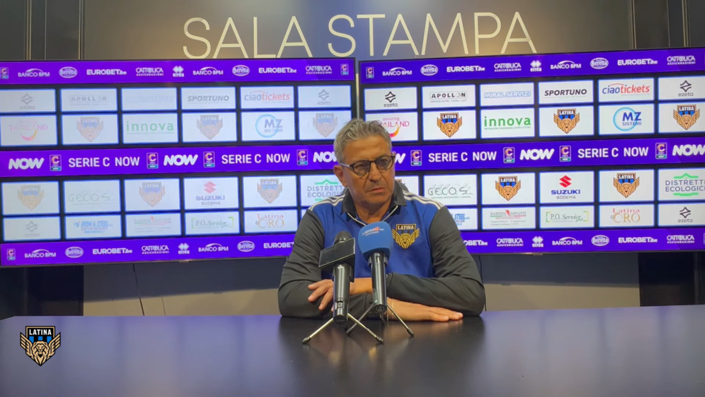 Immagine in evidenza: mister Pasquale Padalino - crediti foto: canale ufficiale YouTube Latina Calcio 1932 (frame da video)