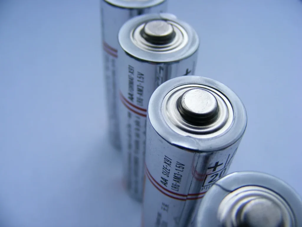 Queste batterie ralizzate con dei materiali che hai a casa rivoluzieranno l'energia e conquisteranno lo spazio