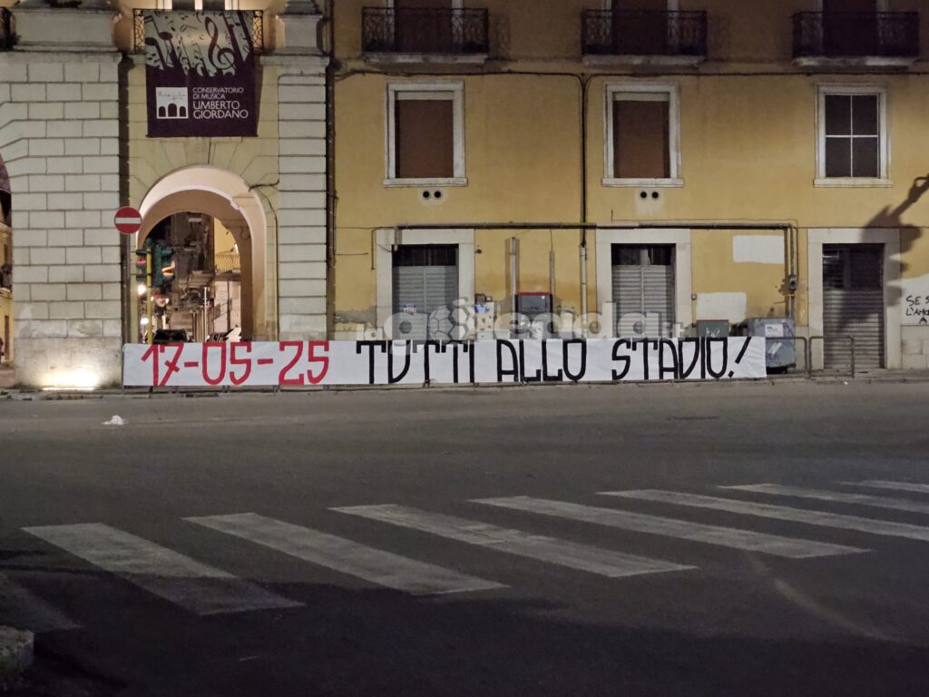 Gli striscioni comparsi nelle vie di Foggia, in vista del ritorno playout contro il Messina. Foto di Mario Mescia riproduzione vietata