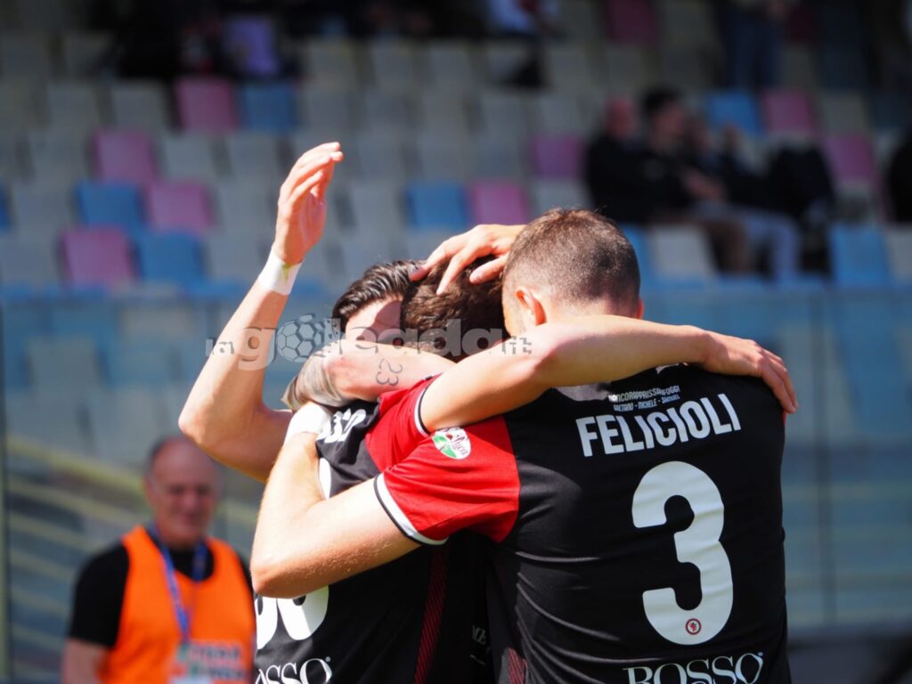 Immagine in evidenza: uno scatto di Foggia-Messina (playout Serie C 2024/25) - crediti: foto di Luigia Spinelli/lagoleada.it (RIPRODUZIONE VIETATA)