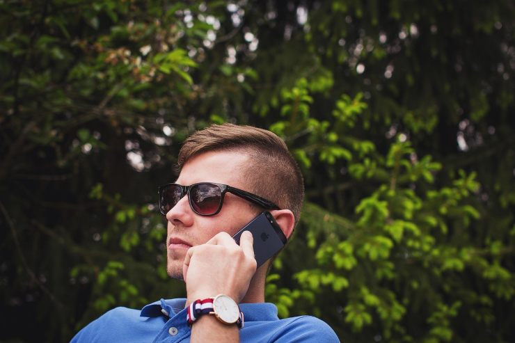 Illustrazione di un ragazzo che ha risposto al telefono (Pixabay FOTO) - www.notiziesecche.it